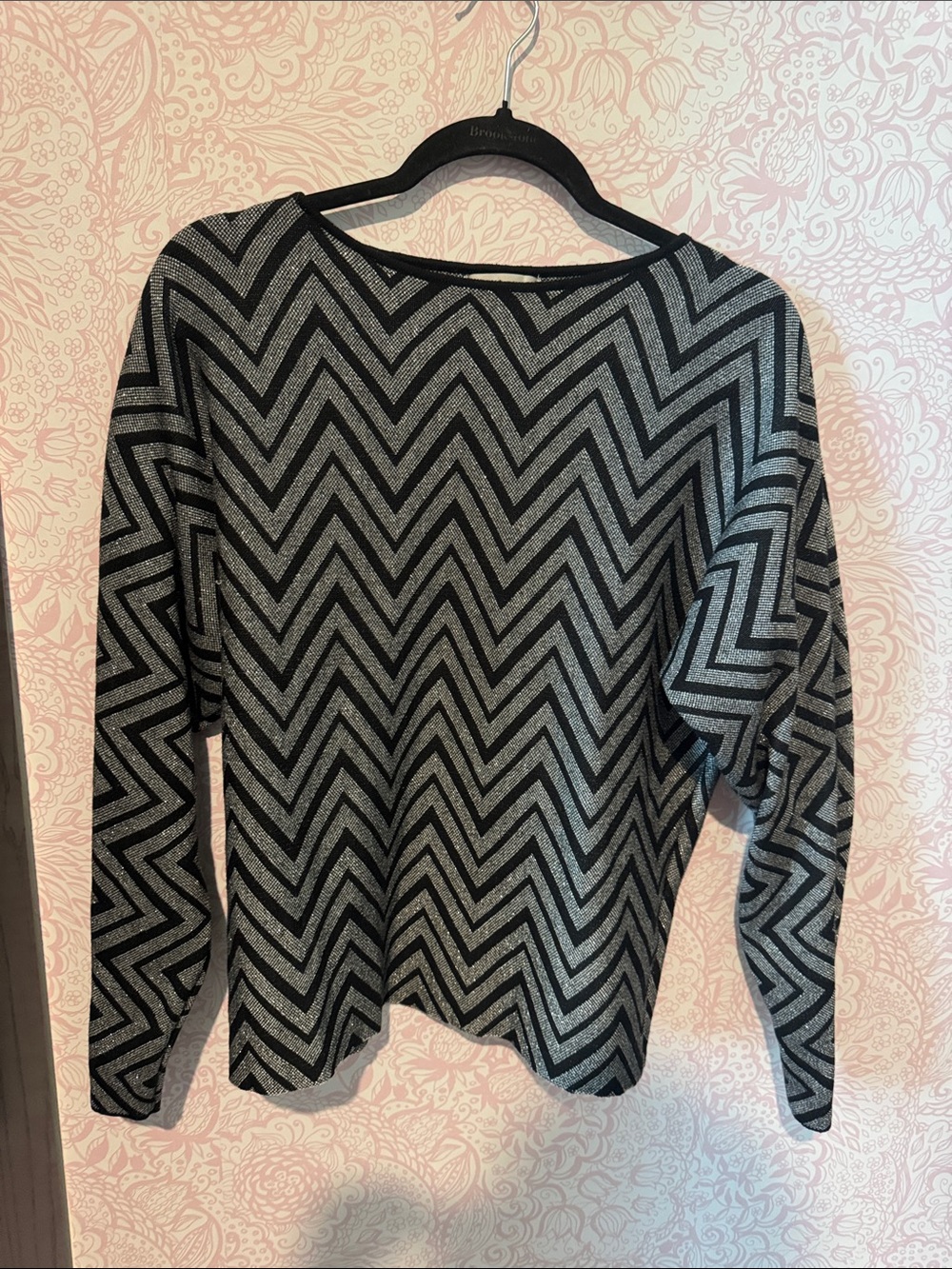 Women's Chevron Crew Neck Sweater - Black & Gray